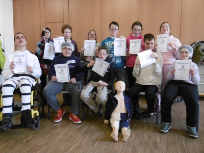 Die Fahrsch&uuml;ler der AG &bdquo;Abenteuer Leben&ldquo; &uuml;ben den Ernstfall