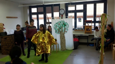 M&auml;rchenhafter Unterricht: Klasse Bauer f&uuml;hrt "Frau Holle" auf